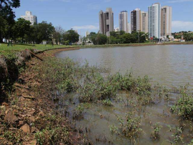 Lago do Parque das Na&ccedil;&otilde;es volta a ter n&iacute;vel da &aacute;gua reduzido para obra