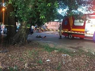 Vítima morreu no meio da Rua do Pistão. (Foto: Adriano Fernandes) 