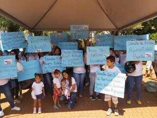 Com crianças à frente do grupo, mulheres munidas de cartazes reclamam de novo presídio. (Foto: Direto das Ruas)