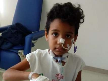 Menino atingido por cerol de pipa continua internado na Santa Casa 