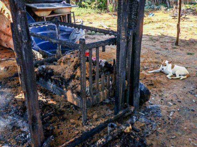 Ap&oacute;s briga e tiros, morador ateia fogo a barraco em &aacute;rea de invas&atilde;o 