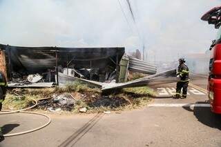 Inc&ecirc;ndio em dep&oacute;sito de recicl&aacute;veis tira moradores do almo&ccedil;o 