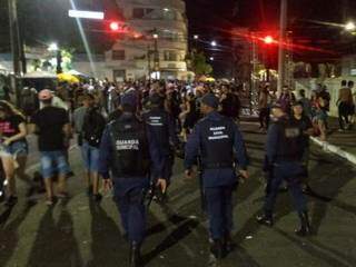 Guardas no ponto em que o militar foi preso nesta noite. (Foto: Divulgação/Guarda) 