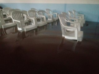 Volume de água atingiu assento de cadeiras em igreja (Foto: Direto das Ruas)