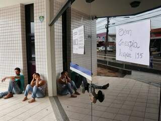 Cartazes foram afixados nas portas da agência (Foto: Henrique Kawaminami)