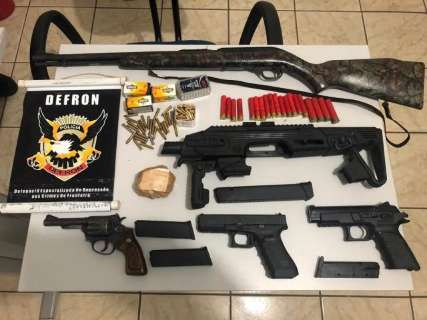 Dois homens s&atilde;o presos com quatro armas e 505 muni&ccedil;&otilde;es na fronteira