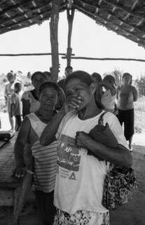 Indígena emocionada durante a entrega de cestas básicas em retomada (Foto: Divulgação/Giovanni Coletti)