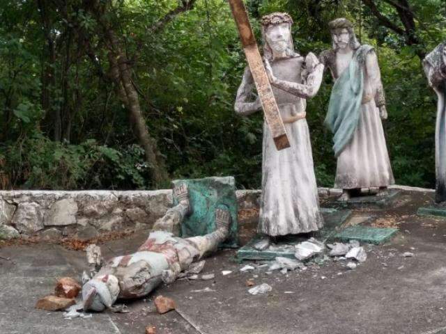 Ap&oacute;s depreda&ccedil;&atilde;o, imagens da Via Sacra s&atilde;o retiradas de ponto tur&iacute;stico 
