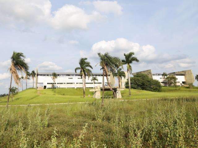Com o &quot;dono&quot; Name preso, Jockey Club segue rotina de abandono