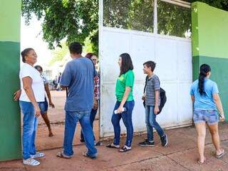 Acolhida dos alunos em escola no Bairro Lageado (Foto: Henrique Kawaminami)