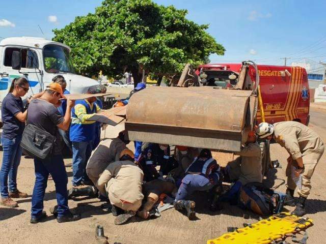 M&aacute;quina passa por cima de funcion&aacute;rio durante obra de recapeamento