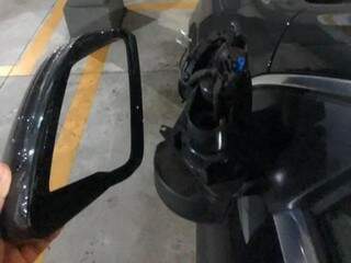 Retrovisores de um veículo Mercedes Benz foram arrancados (Foto: Direto das Ruas)