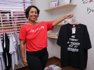 Patrícia Rosa segurando a camiseta com a frase feminista (Foto: Kísie Ainoã)