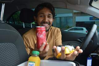 O motorista oferece refrigerante, suco e até bombons (Foto: Alana Portela)
