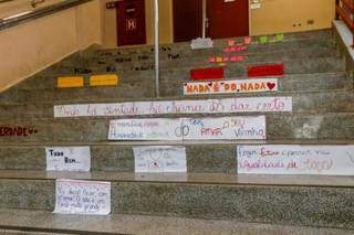 Escadas cheias de mensagens (Foto: Henrique Kawaminami)