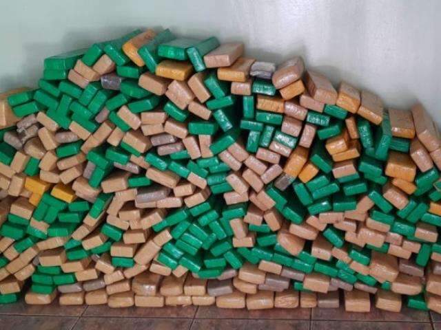 Adolescente &eacute; flagrado dirigindo ve&iacute;culo com mais de 400 quilos de maconha