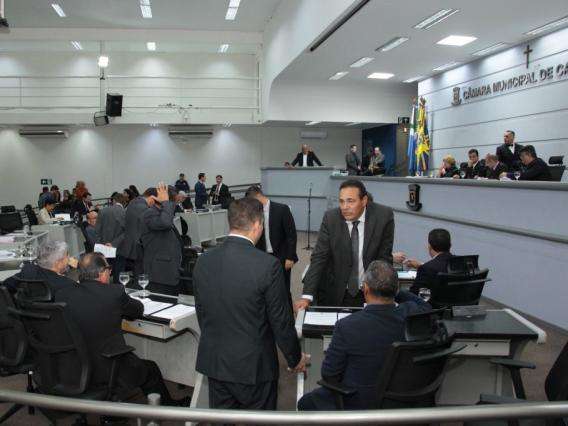 Sem leitura de b&iacute;blia, projeto que obriga hinos nas escolas &eacute; aprovado