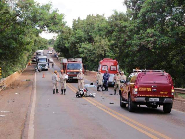 Motociclista invade contram&atilde;o e morre na hora ao atingir caminh&atilde;o boiadeiro