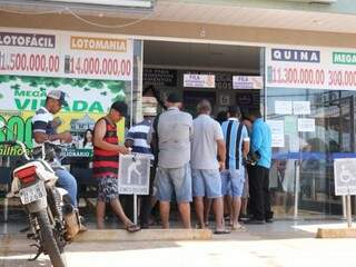 Fila de apostadores em lotérica de Campo Grande. (Foto: Marcos Maluf) 