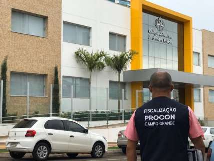 Ap&oacute;s pol&ecirc;mica e multa, col&eacute;gio oferece matr&iacute;cula para jovem com s&iacute;ndrome