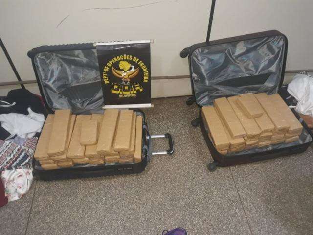 Trio &eacute; flagrado com 48 tabletes de maconha em &ocirc;nibus na BR-463