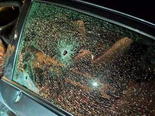 Carro que o policial dirigia foi crivado de balas (Foto: Direto das Ruas) 