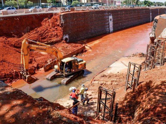 Prefeitura avalia todo canal para conter estragos rotineiros no Rio Anhandu&iacute; 