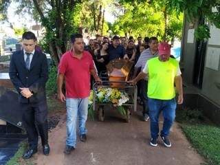 Familiares e amigos carregam caixão com corpo do jornalista Leo Veras, dia 13 deste mês em Pedro Juan Caballero (Foto: Sidnei Bronka)
