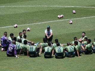 Técnico Vanderlei Luxemburgo conversa com jogadores do Verdão (Foto: Palmeiras/Divulgação)