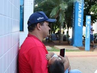 Marcelo aguardava com o filho de sete meses desde as 6h. (Foto: Silas Lima)