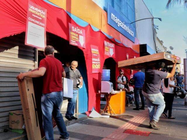 Ap&oacute;s 1h em loja, clientes se dividem entre pechincha e &quot;nada de desconto&quot; 
