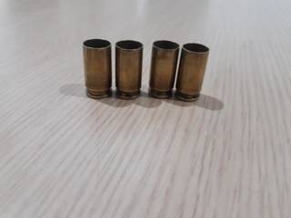 Cápsulas de pistola encontradas no local do crime. (Foto: Rio Brilhante em Tempo Real) 