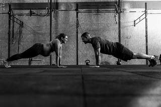 Ensaio de gestante foi onde o casal faz crossfit, uma das várias atividades da rotina. (Foto: Carlos Brandão)