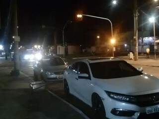 Vídeo feito por morador na noite de sábado (18) mostra semáforo em pane. (Foto: Direto das Ruas)