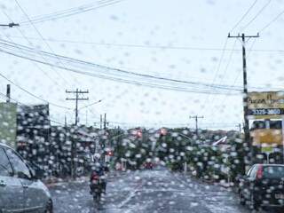 Pingos de chuva embaçam vidro do carro e indicam dia perigoso onde chuva alaga a cidade (Foto: Henrique Kawaminami)
