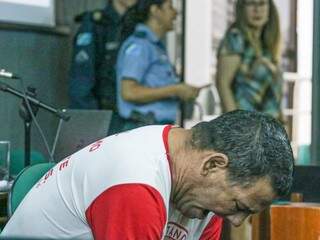 Em mais uma crise de f&uacute;ria, Nando d&aacute; show em hospital e destr&oacute;i forro de viatura