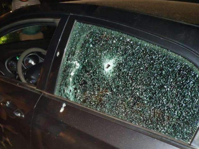 Policial tem carro crivado de balas e fica em estado grave na fronteira 