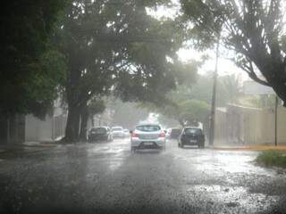 Chuva na região do Jardim dos Estados, em Campo Grande, nesta tarde (Foto: Marcos Maluf)