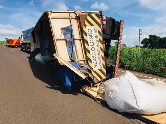 Motorista desvia de ve&iacute;culo, mas tomba carreta com fertilizantes na BR-267