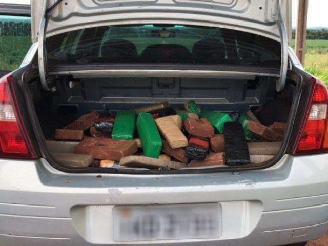 PRF prende jovem com 222 quilos de drogas, arma e muni&ccedil;&otilde;es na BR-463