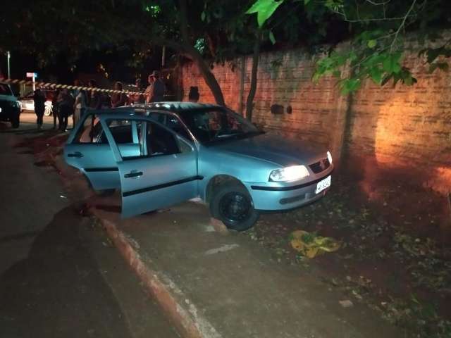 Tr&ecirc;s jovens s&atilde;o executados por dupla de pistoleiros em motocicleta 