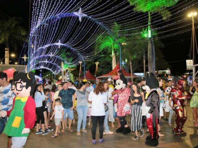 Virada com fogos de luzes e papel picado levou 25 mil &agrave; Cidade do Natal