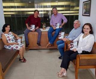 Os escritores Elizabeth Fonseca, Rubenio Marcelo, Henrique Medeiros, Guimarães Rocha e Ileides Muller. (Foto: Raquel de Souza)