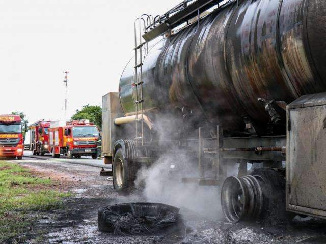 Carreta carregada com sangue de boi pega fogo na BR-163