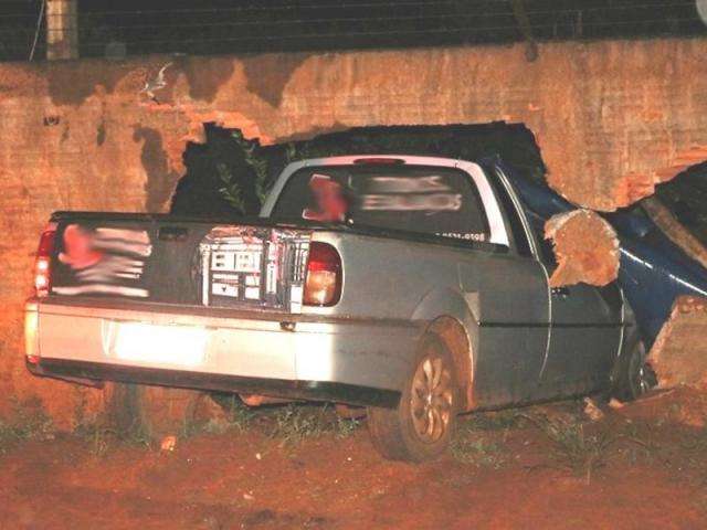 Motorista perde controle de carro e destr&oacute;i muro de ch&aacute;cara 