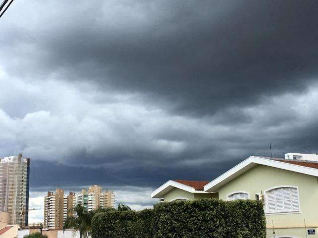 C&eacute;u fechado anuncia chegada de chuva nesta tarde em Campo Grande