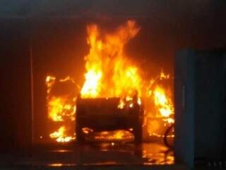 Uno pega fogo dentro de garagem e fica destru&iacute;do 