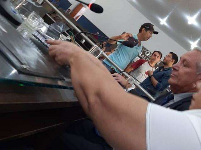 Prefeito d&aacute; soco em advers&aacute;rio pol&iacute;tico durante sess&atilde;o da C&acirc;mara Municipal