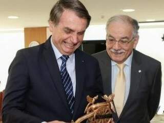 Bolsonaro e Luiz Ovando durante entrega de souvenir (Foto: Divulgação)