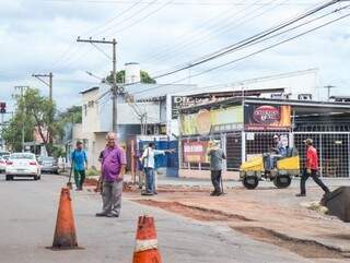 Equipes fazem manutenção no cruzamento da Avenida Salgado Filho, com a Rua das Bandeiras, depois de estragos da chuva (Foto: Henrique Kawaminami)